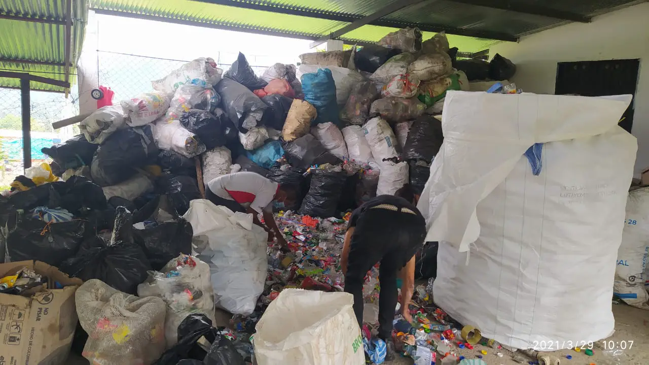 La comunidad logró, en seis meses, recolectar una tonelada de plástico.