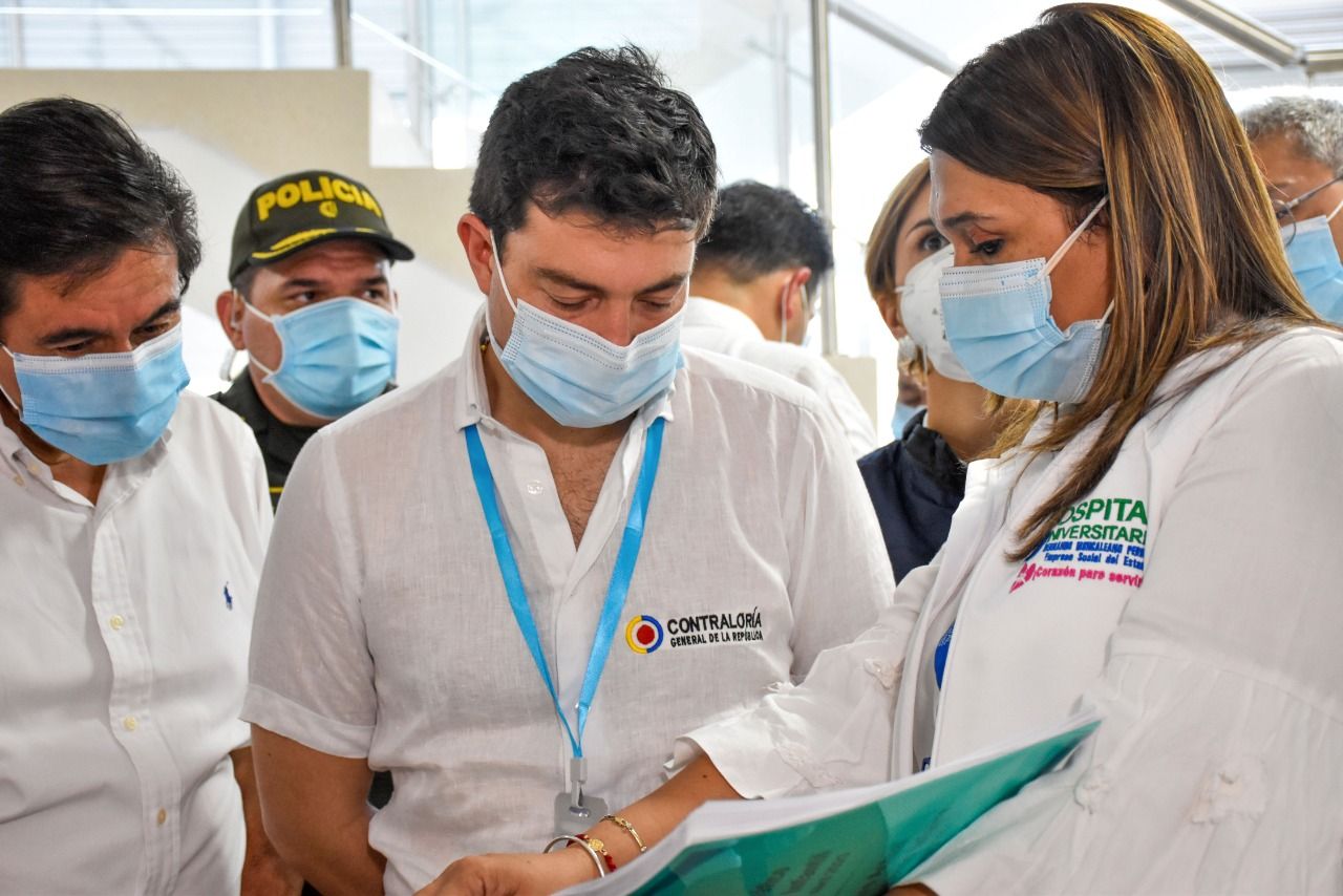 Carlos Felipe Córdoba se reunió en el Hospital General de Neiva con funcionarios del mismo.