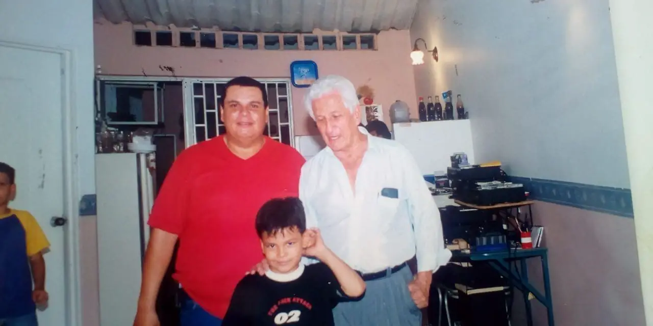 Con su hijo Samuel Gustavo y su Nieto.