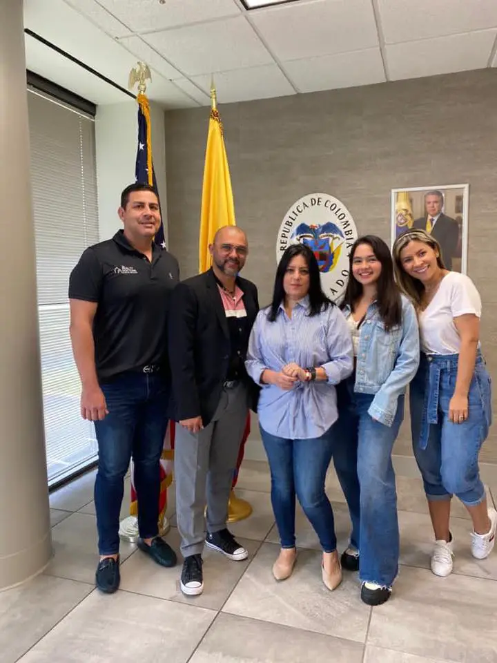 Carlos Torres,  Cónsul de Colombia en Estados Unidos, Claudia Bustamante, Isa Sierra y la presentadora huilense Angélica Torres.