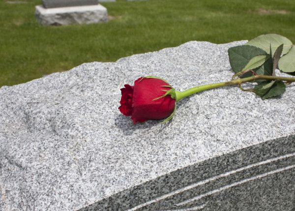 Familia exhumó restos de mujer que murió por COVID-19, pero encontró los de un hombre