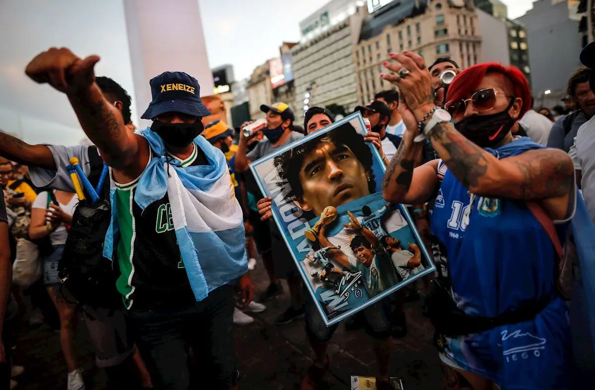 Hinchas exigen que se esclarezca la muerte de Maradona
