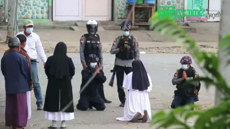 Myanmar: la historia detrás de la impactante foto de la monja arrodillada frente a unos policías en Myanmar