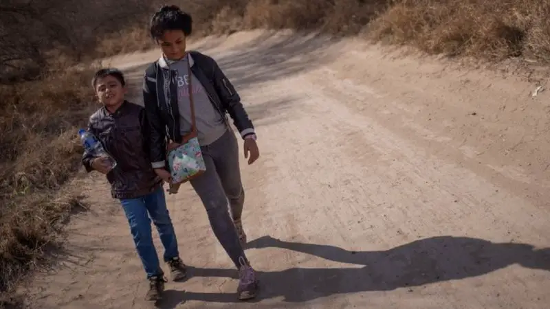 Qué hace EE.UU. con el «abrumador» número de niños que están cruzando solos la frontera