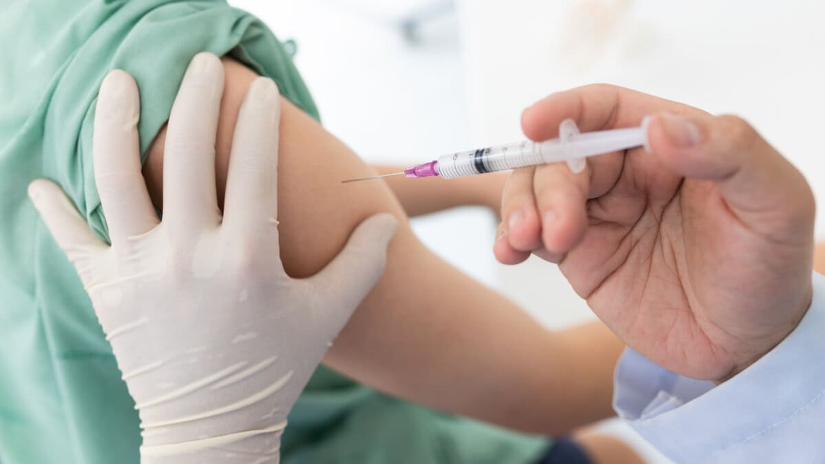 Segunda dosis de vacuna no se necesitaría con infección previa
