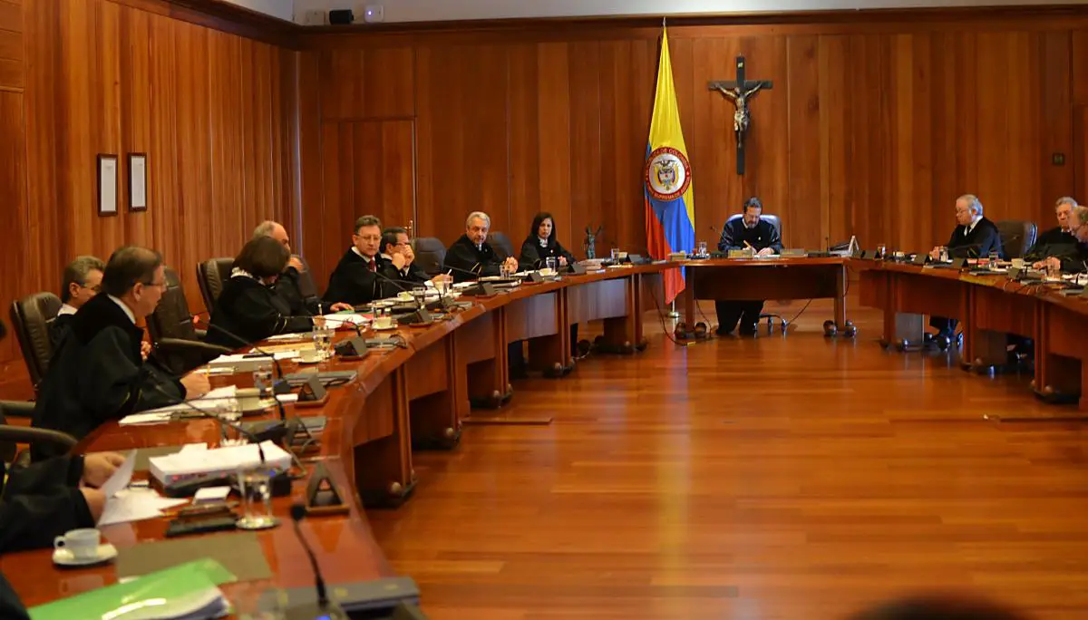 “Es cuestionable que Fiscalía haga equipo con la defensa de Uribe”: presidente de la Corte Suprema