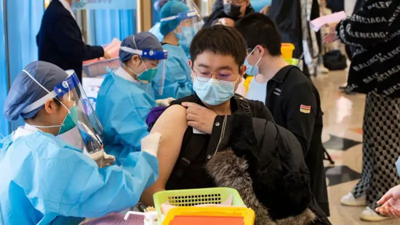 Coronavirus en China: 3 claves de la titánica campaña de vacunación en el país con más habitantes del mundo