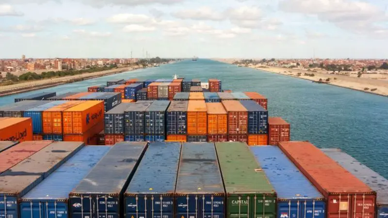 El encallamiento de un enorme barco carguero bloquea el Canal de Suez