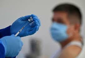 Estalló escándalo en vacunación: van 395 personas coladas