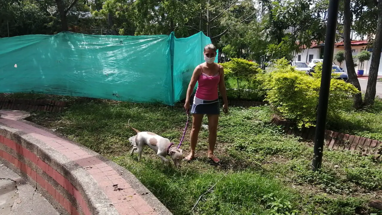 Alejandra, una de las residentes en el sector junto a su mascota