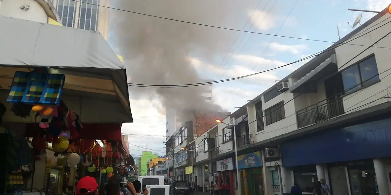 La conflagración cuya causa se desconoce, y que las autoridades están investigando se registró en el edificio Camilo Perdomo.