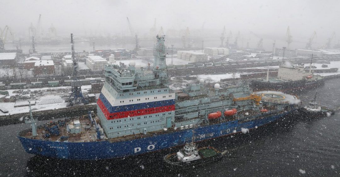 El rompehielos ruso 22220, Arctica, el buque nuclear más grande del mundo, regresa después de someterse a pruebas en el mar al astillero báltico en San Petersburgo, Rusia, el 14 de diciembre de 2019. 