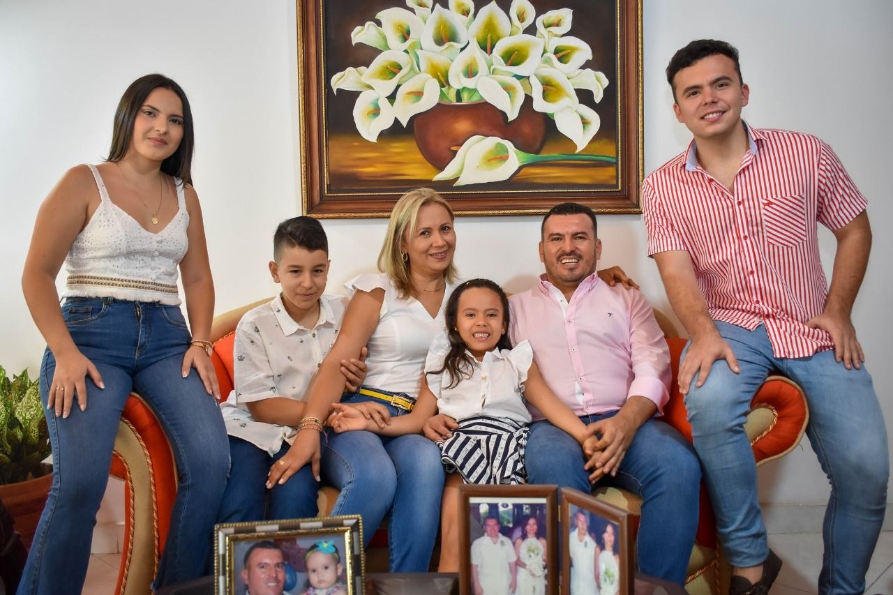 Johan es padre de cuatro hijos que, junto a su esposa Sandra, son su orgullo y su norte. Los dos mayores, Luis Miguel y Karla Fernanda, cursan sexto semestre de Contaduría Pública y Fisioterapia, respectivamente.