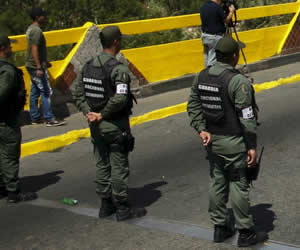 Por otra parte, denunciaron que “la violencia se incrementa con el accionar de los organismos de seguridad del Estado venezolano, bandas criminales y grupos armados irregulares”.
