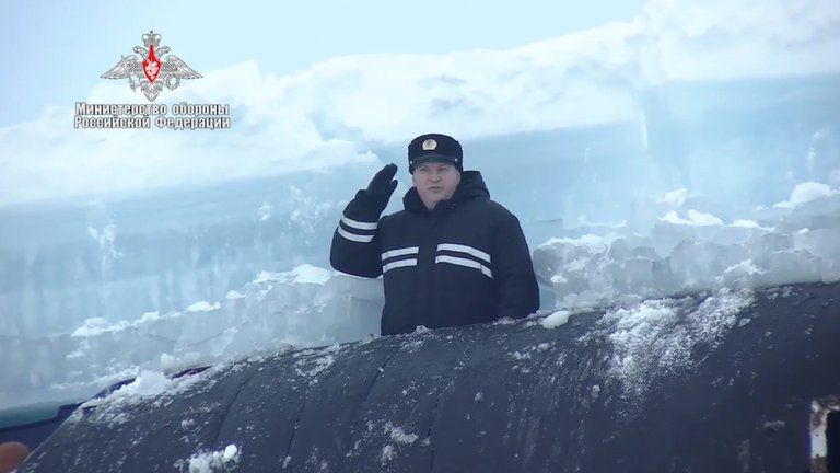 El comandante de un submarino tras emerger del hielo durante los ejercicios militares en el Artico.