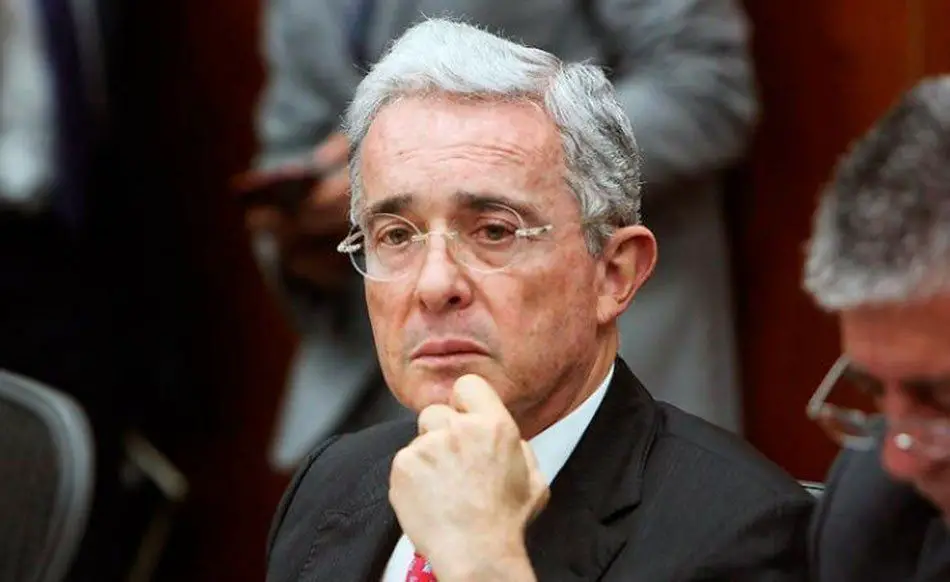 Álvaro Uribe sigue en condición de imputado