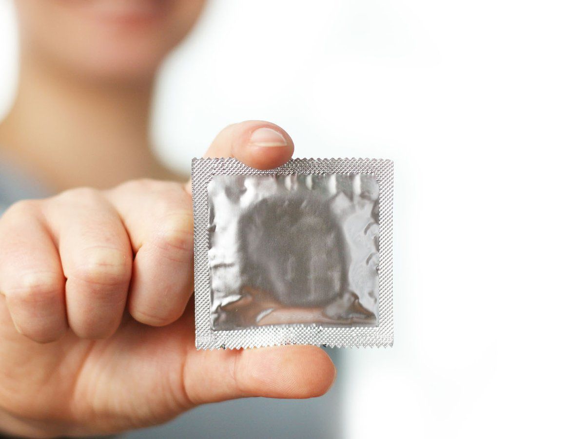 Instalan dispensadores de condones en colegios públicos de Bogotá