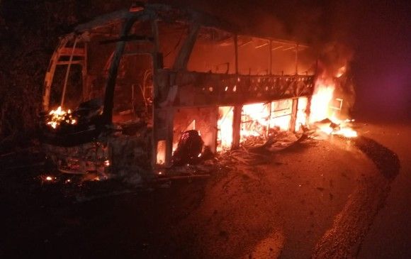 Un bus quemado, otro atacado a tiros y una niña herida dejó incursión en vía Medellín – la costa