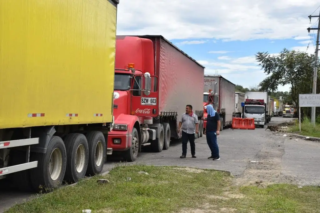 Tres bloqueos permanecen en el Huila vía a Bogotá