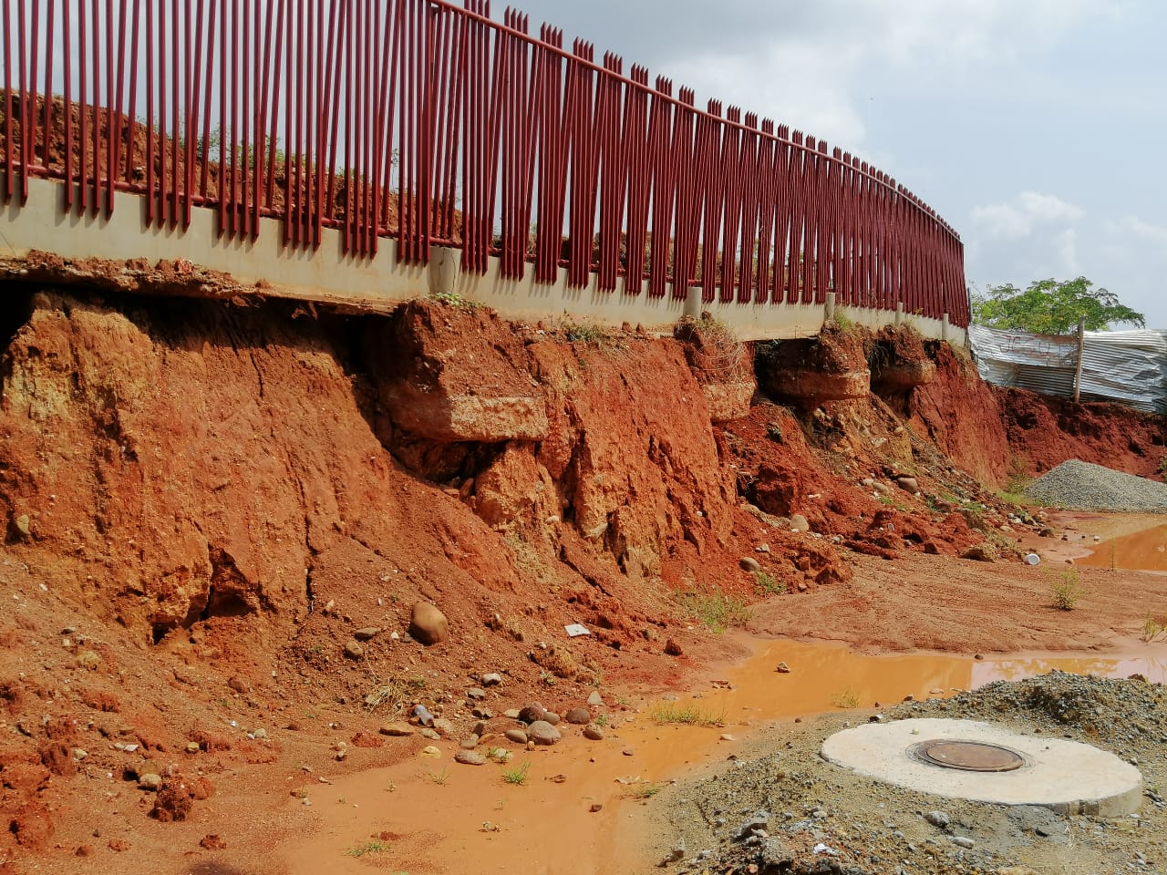 Comunidad celebra construcción de muro de encerramiento en Megacolegio Rodrigo Lara Bonilla