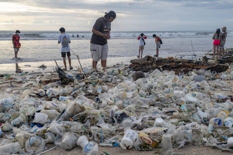 Los océanos afrontan su día mundial convertidos en “sopas de plástico”