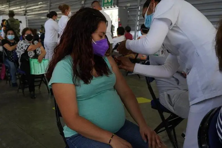 Mujeres embarazadas se podrán vacunar: MinSalud
