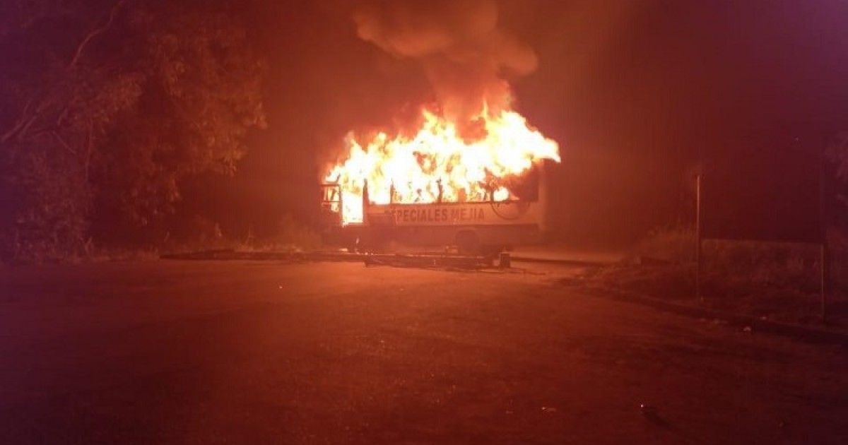 Encapuchados incendiaron bus de ingenio azucarero en el Valle