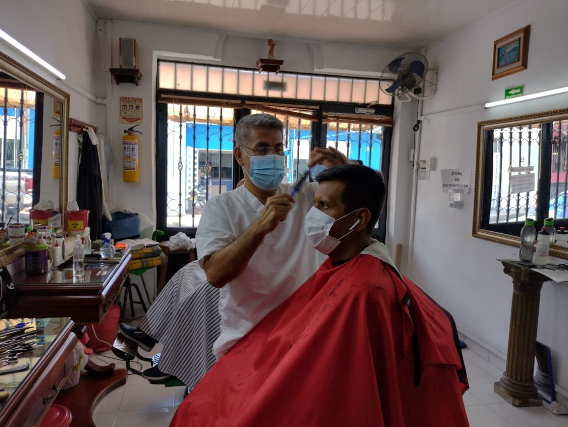 Octavio, peluquero desde 1989, ha visto evolucionar las peluquerías en Neiva