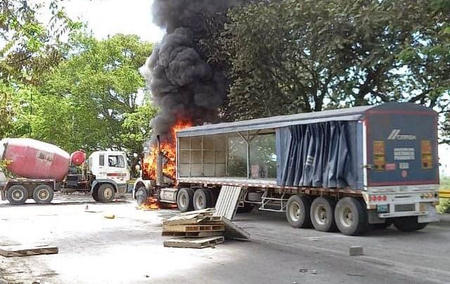 Tractomula y bus incinerados en medio de enfrentamientos por desbloqueo de vía