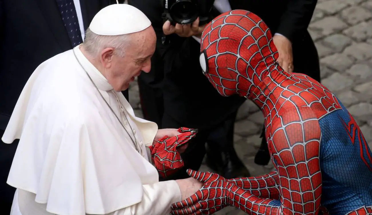 ‘Spiderman’ visita al Papa