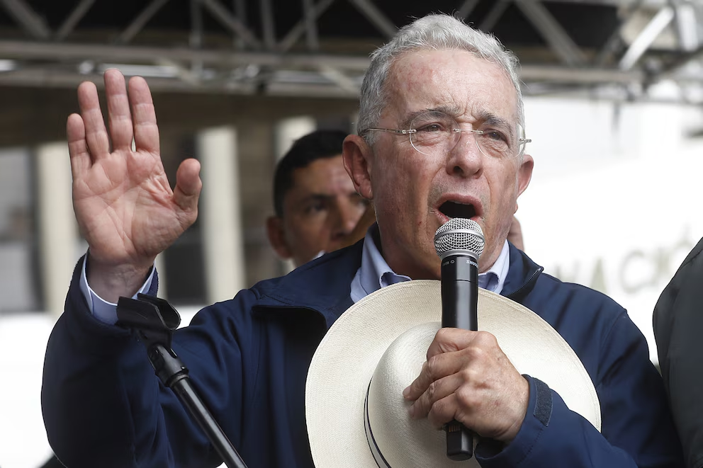 Álvaro Uribe critica duramente al gobierno y pide autocrítica dentro de su partido