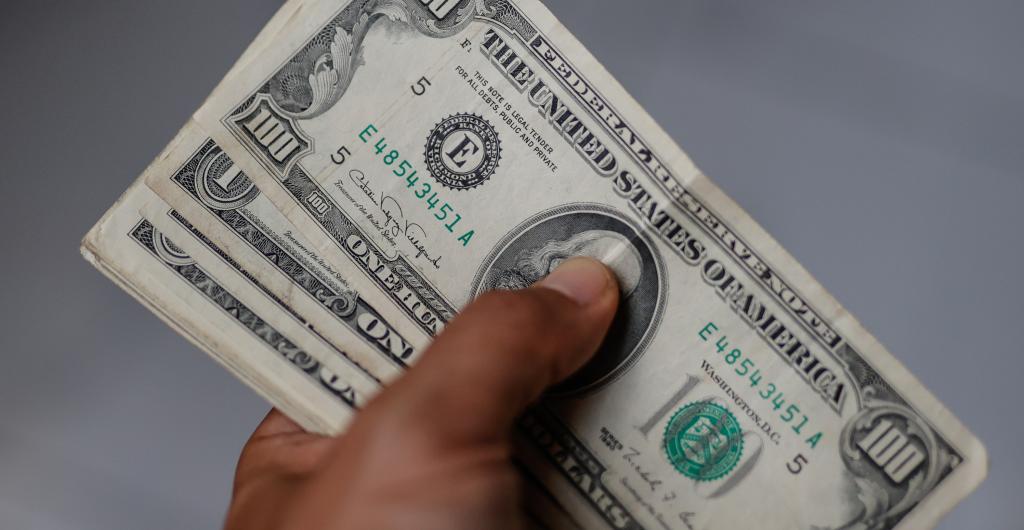 El dólar en Colombia aumenta por la caída de los precios del Petróleo