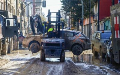 Rescatan con vida a mujer atrapada tres días en su vehículo en Valencia, España