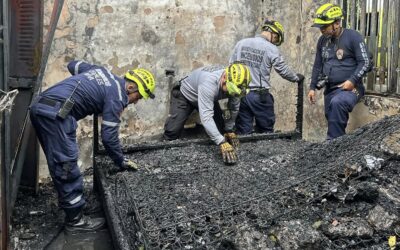 Devastador incendio en el barrio Rojas Trujillo dejó una vivienda completamente destruida