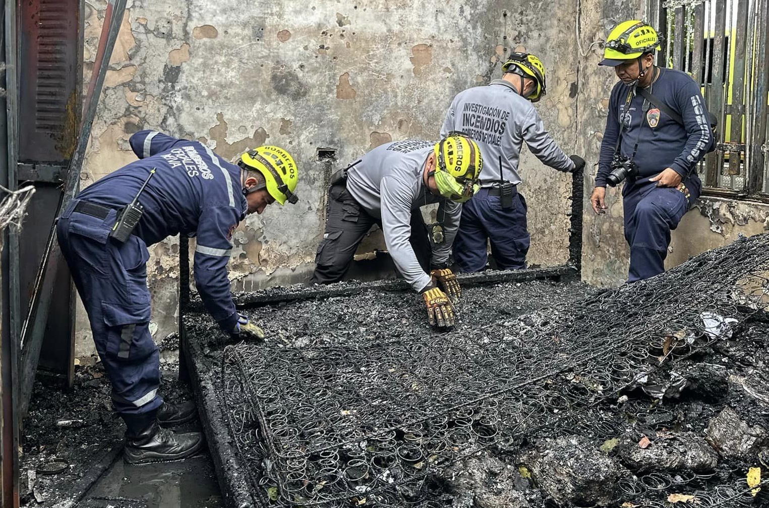 Devastador incendio en el barrio Rojas Trujillo dejó una vivienda completamente destruida