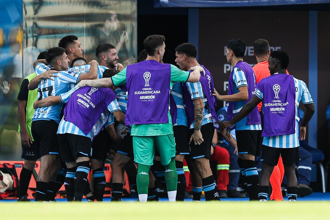 Racing se consagró campeón de la Copa Sudamericana con destacada actuación colombiana