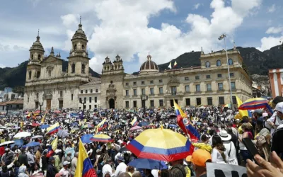 Gobierno y oposición citaron a movilizaciones el mismo día