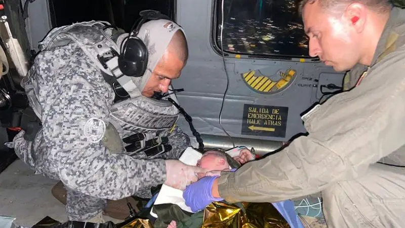 Mujer dio a luz en helicóptero Black Hawk de la Fuerza Aérea