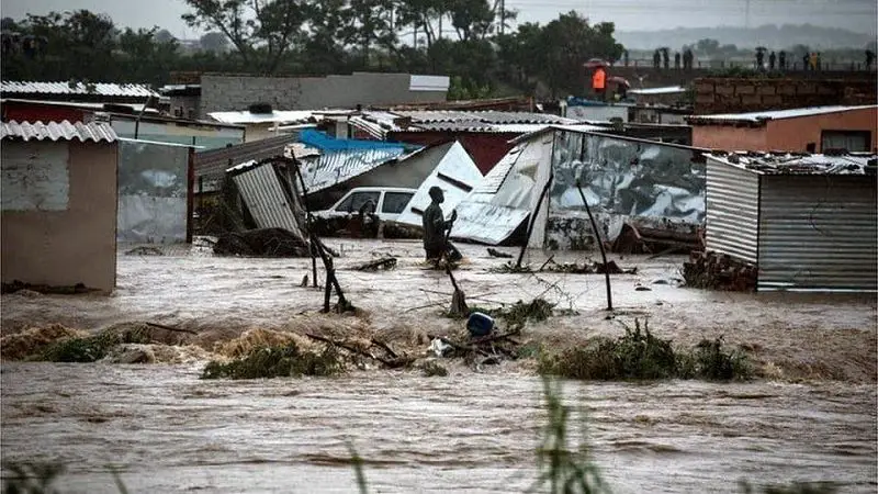 Cerca 400 muertos dejan inundaciones en Sudáfrica