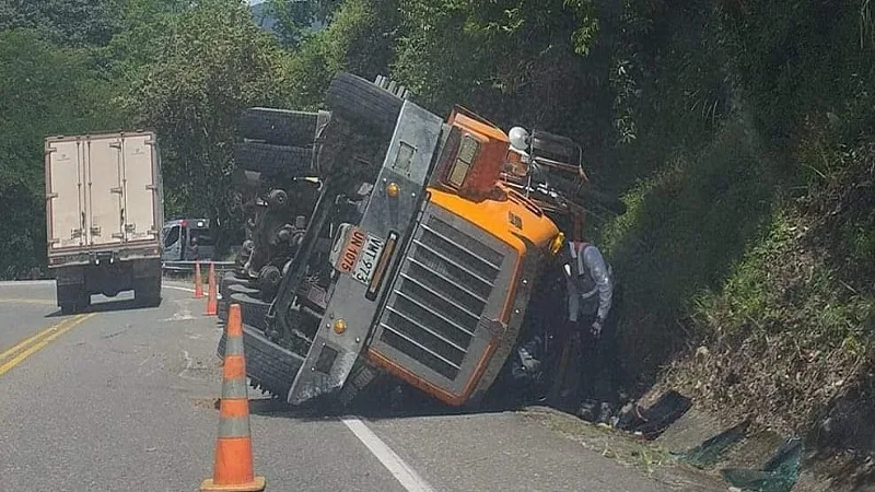 Tractomula terminó volcada en el sector de Puerto Seco