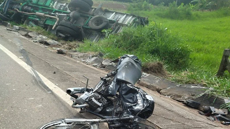 Choque entre una moto y camión deja un muerto en la vía Timaná-Altamira