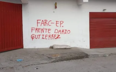 Marcaron fachadas de viviendas con letreros alusivos a las FARC