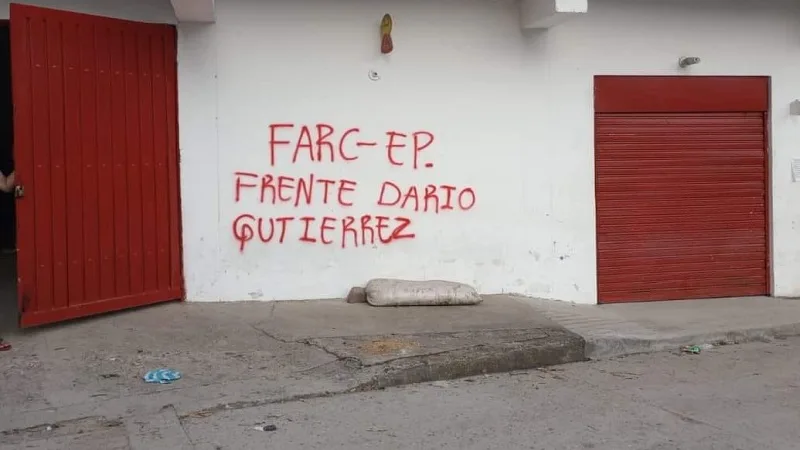Marcaron fachadas de viviendas con letreros alusivos a las FARC