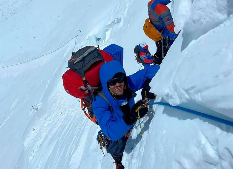 Colombiano hace historia al escalar el Everest sin oxigeno