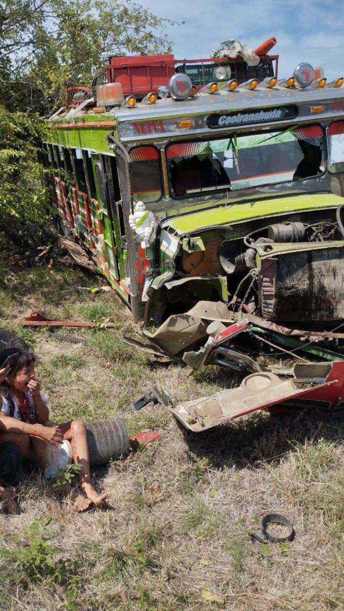 Accidente de bus escalera en zona rural de Neiva deja 15 personas heridas