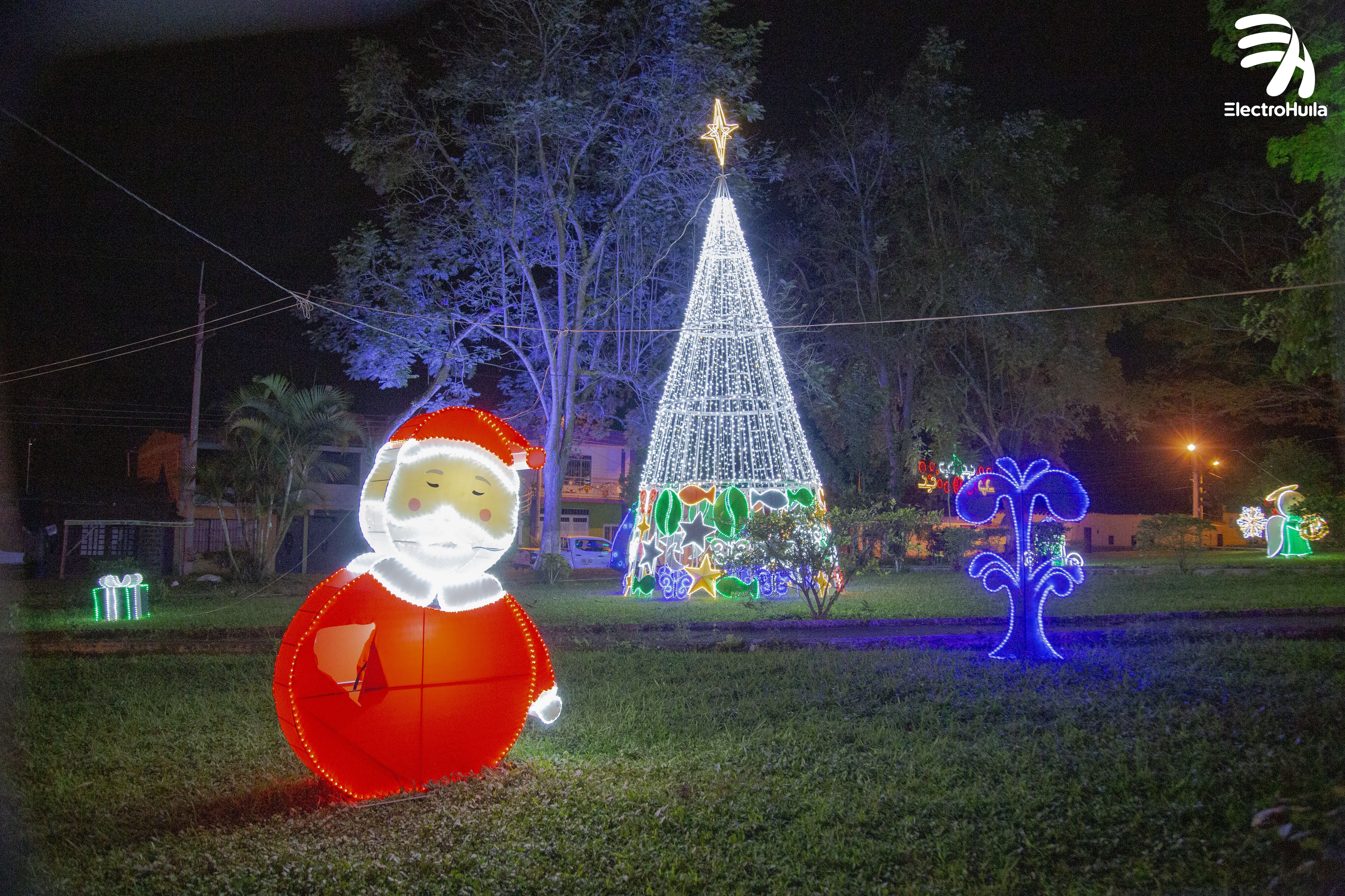 4.San Antonio del Pescado vive la época decembrina con la iluminación navideña llena de colores. 