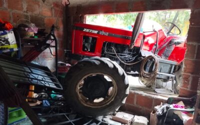 Tractor utilizado en desfile infantil se estrelló contra una vivienda en Aipe, Huila