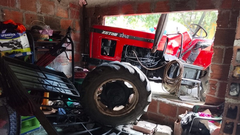 Tractor utilizado en desfile infantil se estrelló contra una vivienda en Aipe, Huila