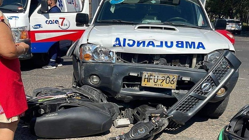 Video: ambulancia embistió a dos personas en el barrio Altico, Neiva