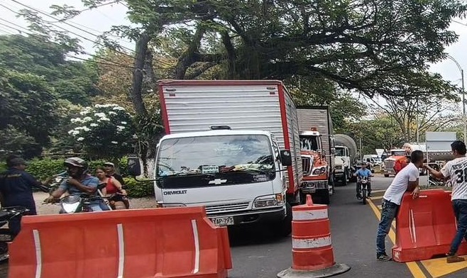 Nuevo bloqueo en la vía Garzón-Neiva por camioneros